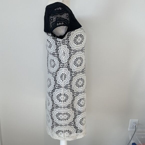 Maggy London Floral Lace Overlay Knee Length Cap Sleeve Zip Back Black Size 4 - Picture 2 of 9